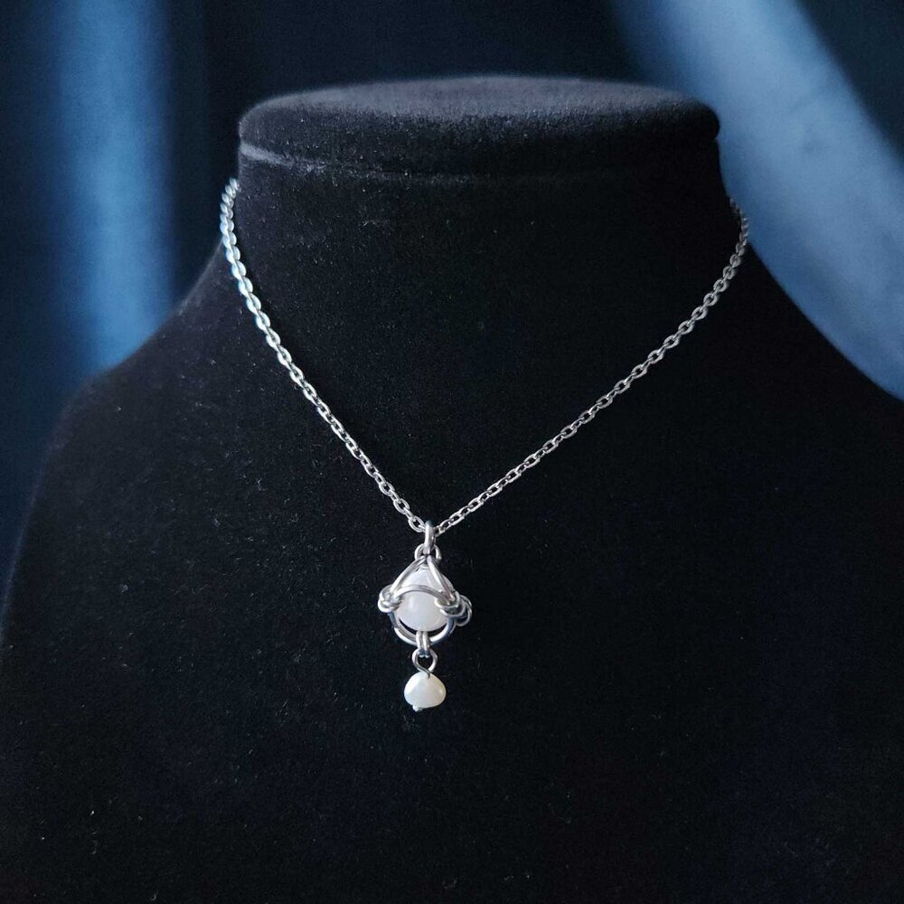 Vintage white pearl and silver necklace